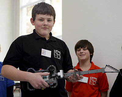 Schüler mit Gitarre aus Mindstorms-Bausteinen